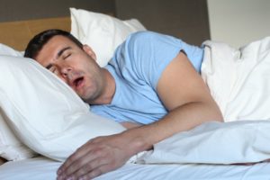 Snoring man who should try sleep apnea remedies at home